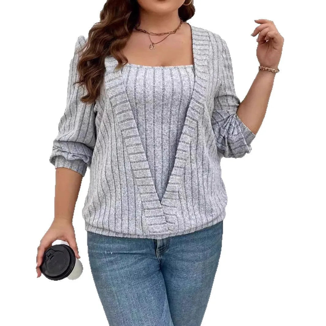 Woman wearing a solid colour rib fabric V-neck false two-piece suit with long sleeves in a loose fit.