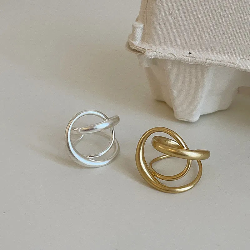 Three-dimensional interlaced matte metal open ring for women in gold or silver plated geometric style