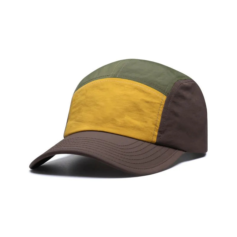Men's quick-drying baseball cap with curved brim in cotton polyester blend showing five-piece construction structure