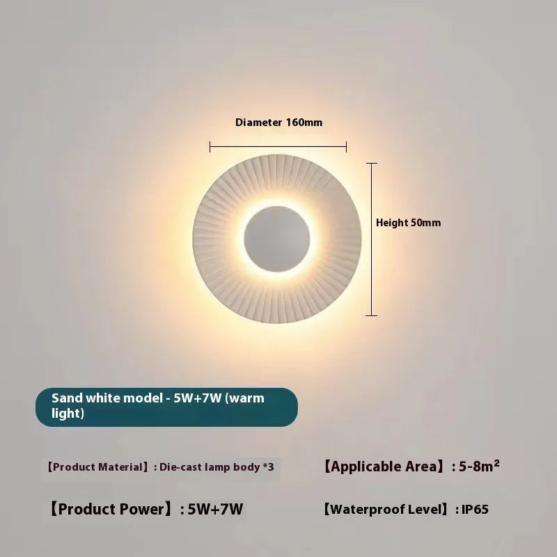 Round aluminium wall lamp with LED light source in outer white inner gold colour option