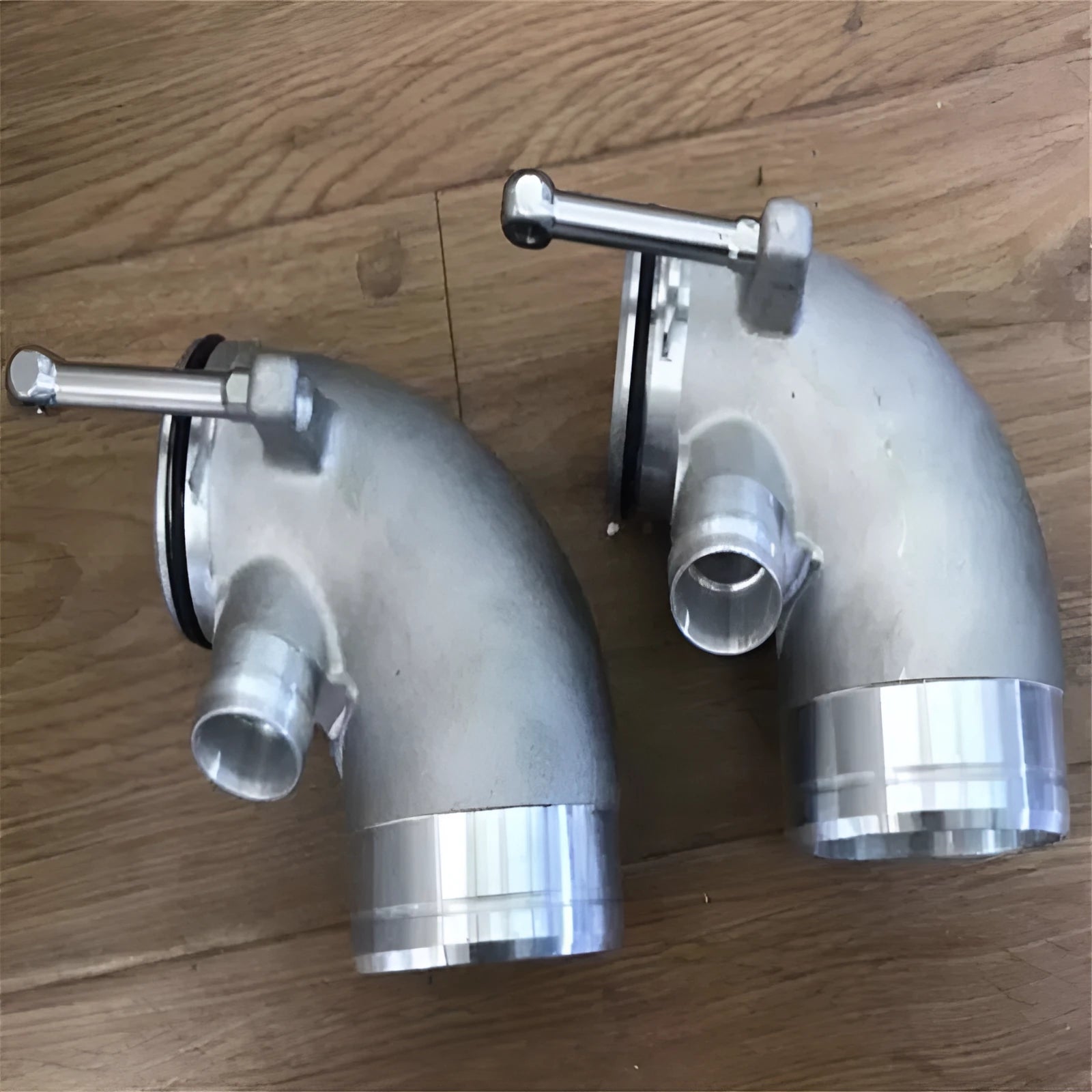 Aluminium 90 degree turbo outlet elbow for lateral engine turbo installations