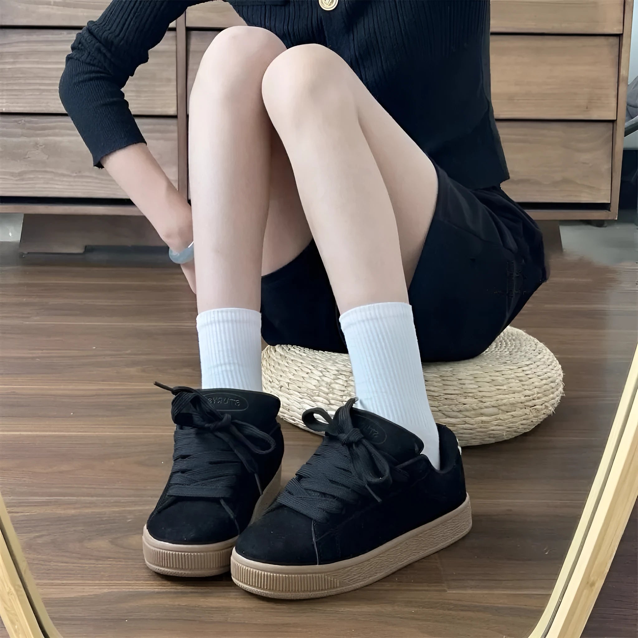 Black retro low-top sneakers with round toe and waterproof platform sole