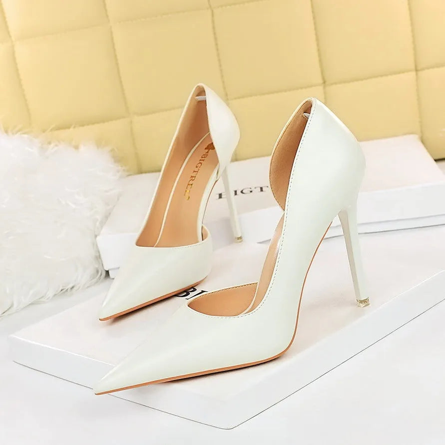Women's shallow mouth pointed-toe retro high heels in black with stiletto heel and rubber sole