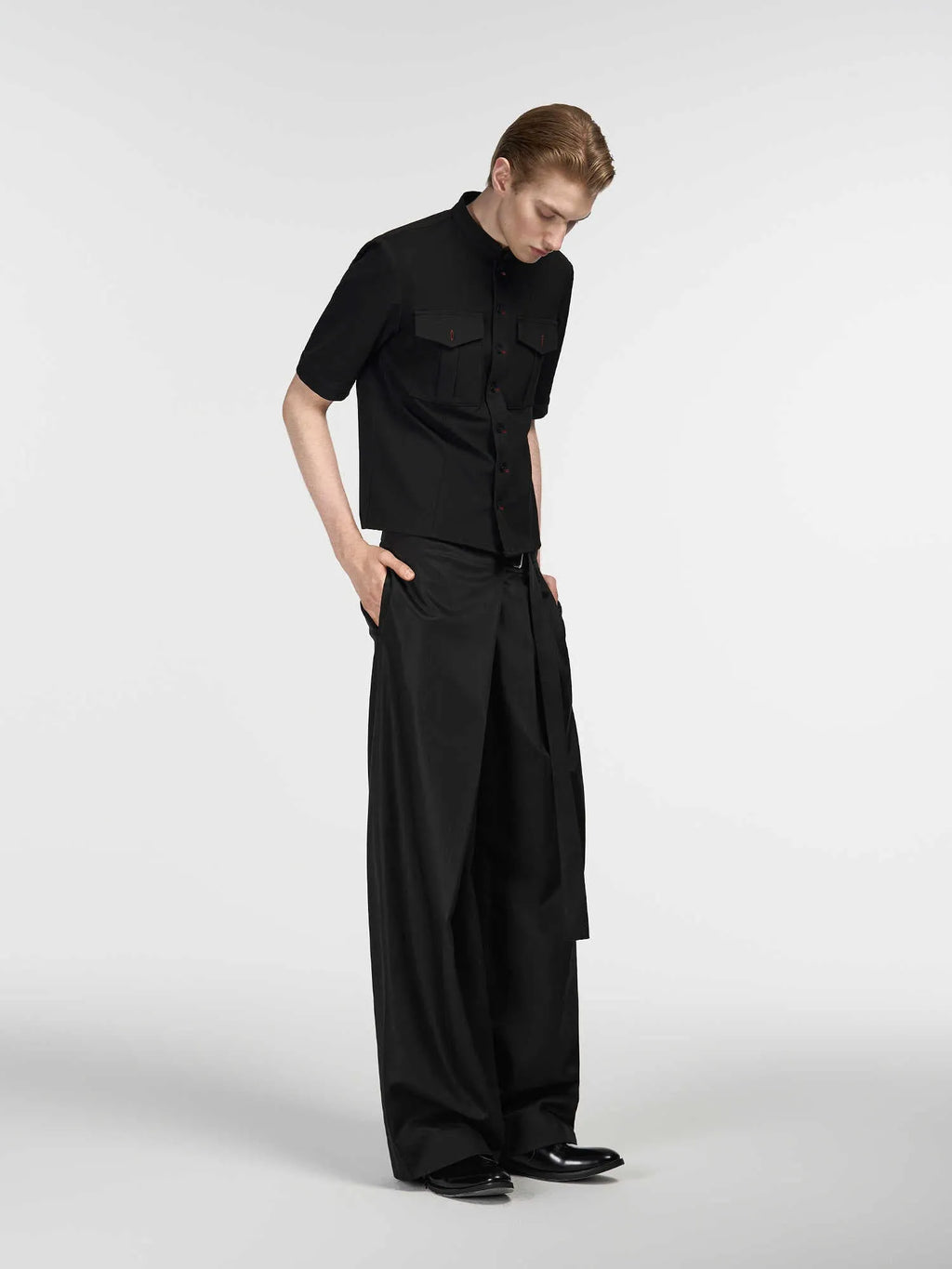 Black straight-leg trousers with adjustable waist and single pleated cut in Tencel cotton fabric