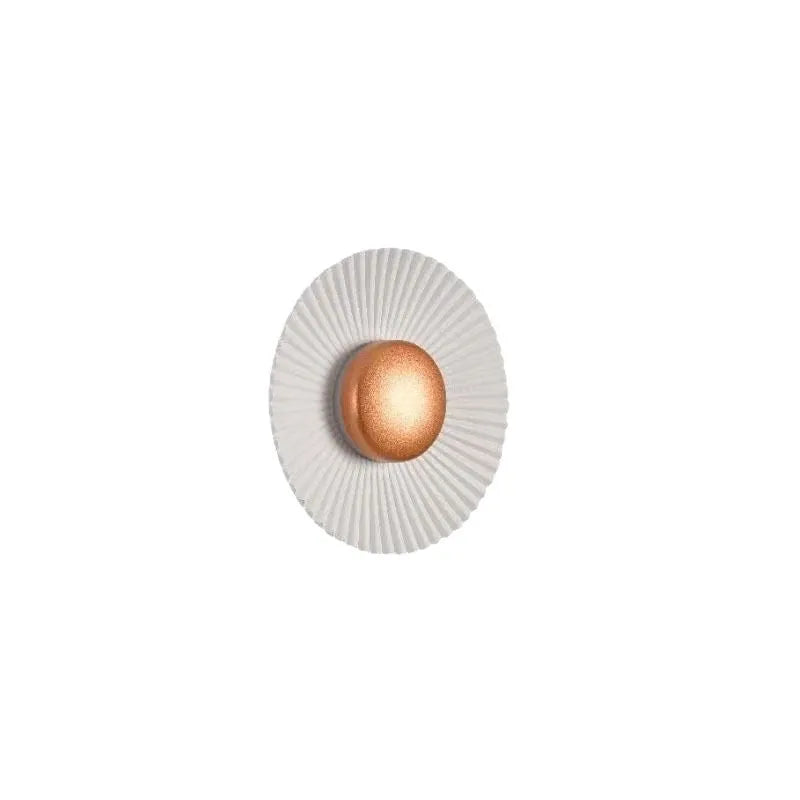 Round aluminium wall lamp with LED light source in outer white inner gold colour option