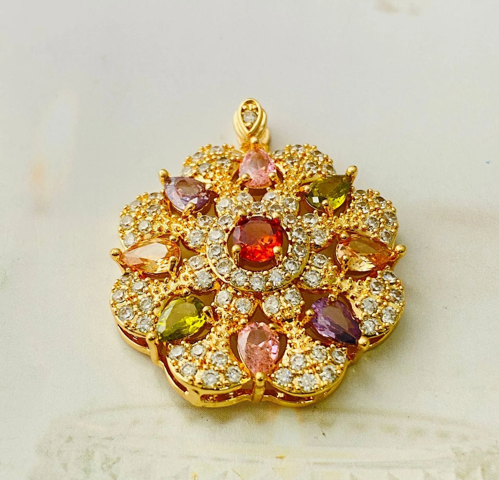 Women's flower-shaped zircon pendant necklace in gold, champagne gold, or platinum colour on a chain.