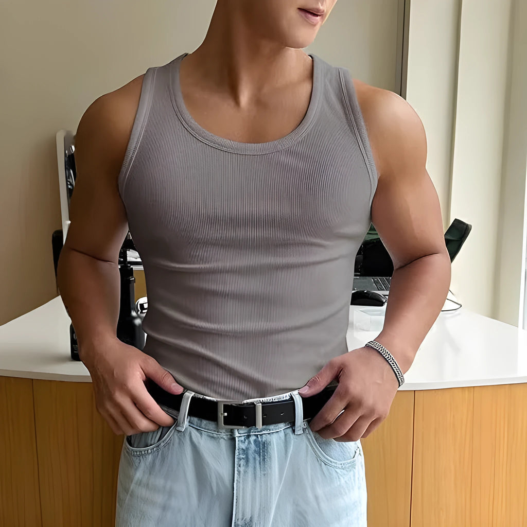 Men's slim-fit black polyester sports T-shirt with wool lining for summer workouts