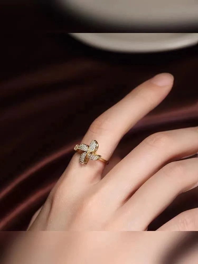 Micro rotating ring with spinning windmill centrepiece in gold or silver finish