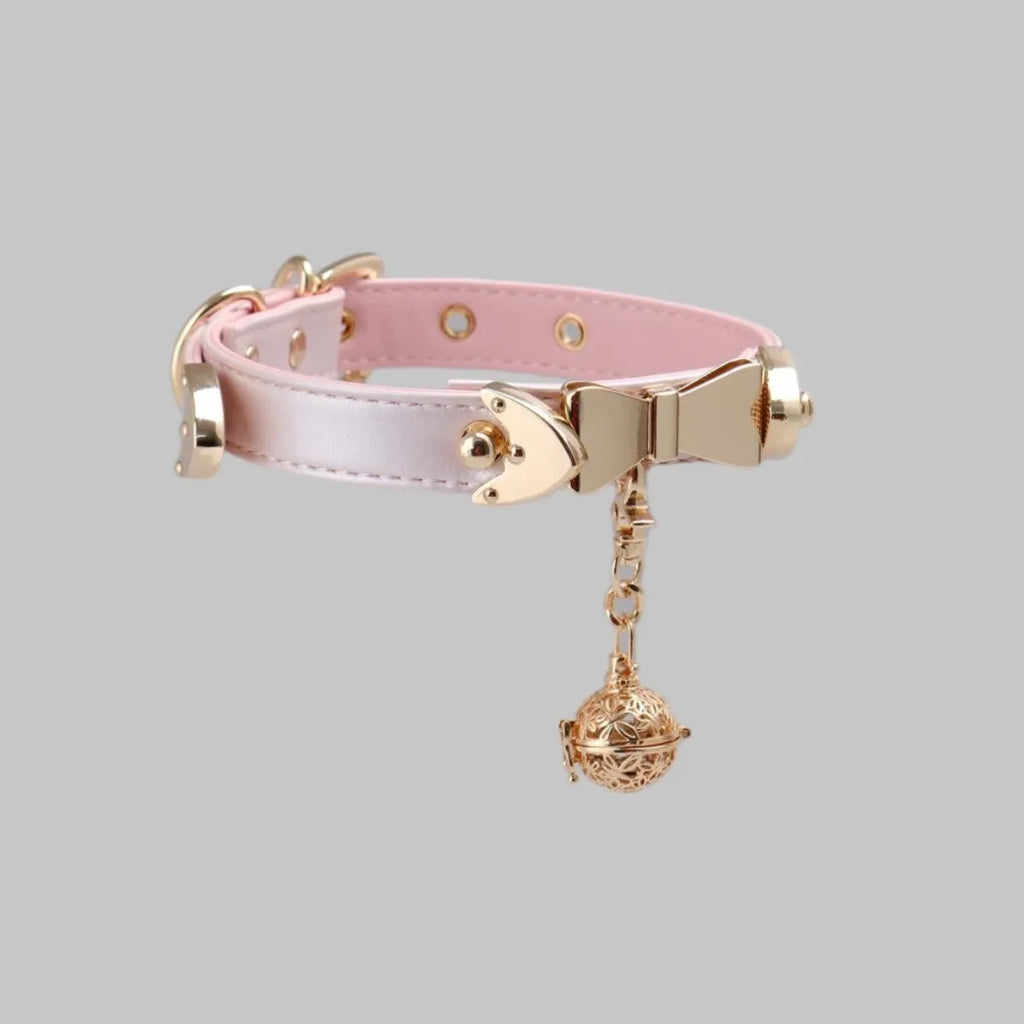 Hand holding rope little bell shape collar with alloy pendant and PU pearl powder finish on regular chain