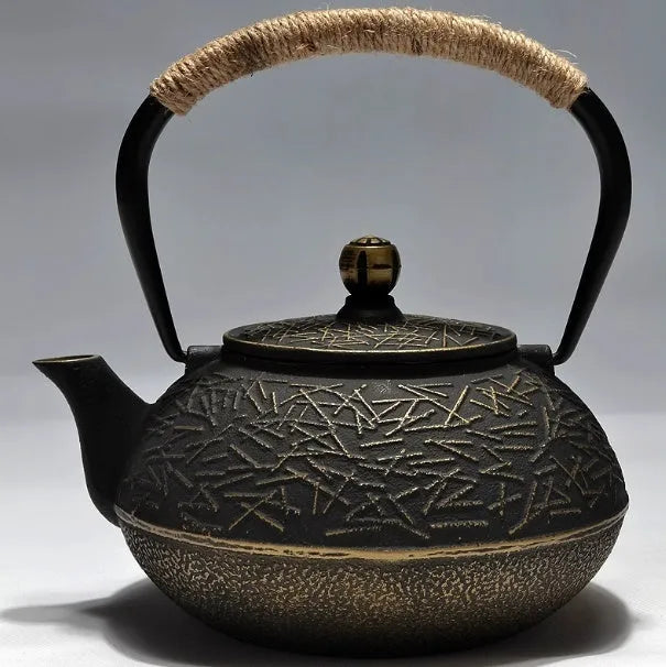 Japanese-style cast iron teapot with decorative patterns and 0.9L capacity for brewing tea