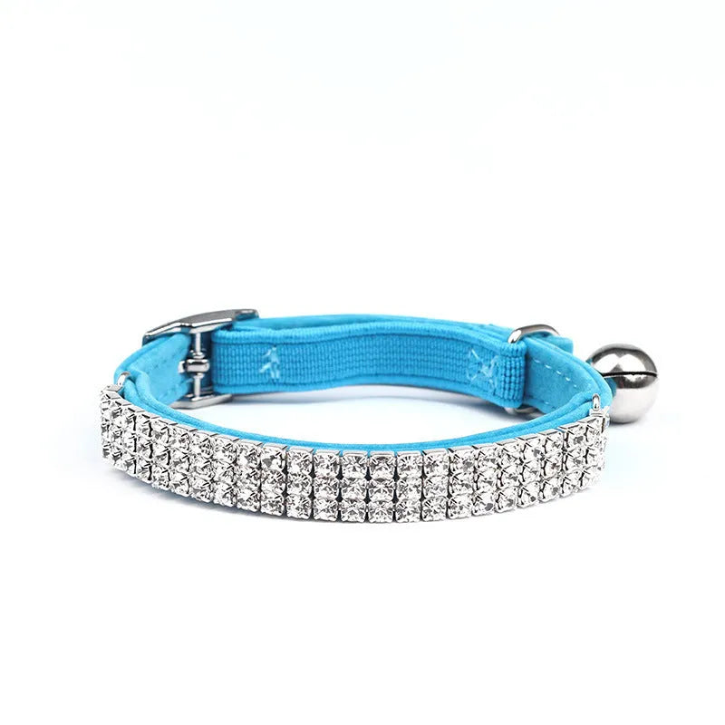 Velvet suede cat collar with rhinestones, adjustable between 20 and 30cm.
