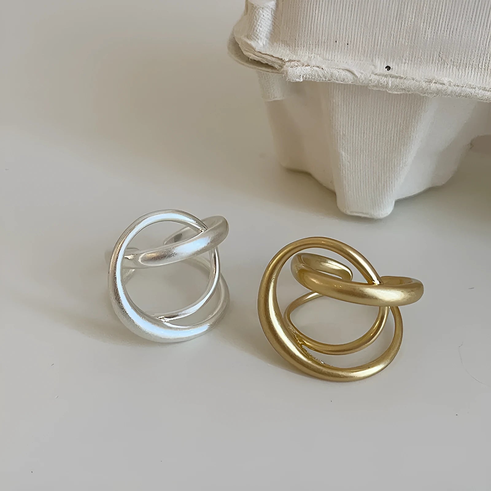 Three-dimensional interlaced matte metal open ring for women in gold or silver plated geometric style