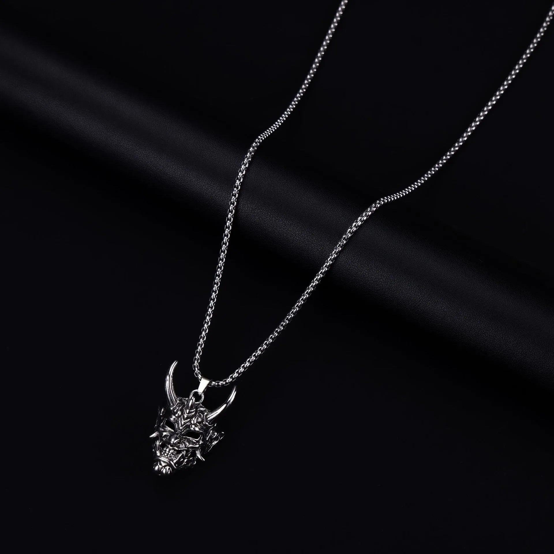 Men's silver vintage necklace with 40mm zinc alloy pendant showing electroplated finish details