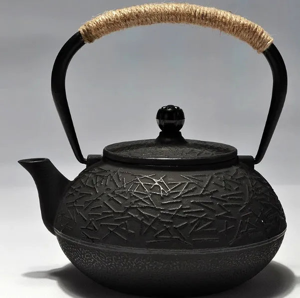 Japanese-style cast iron teapot with decorative patterns and 0.9L capacity for brewing tea