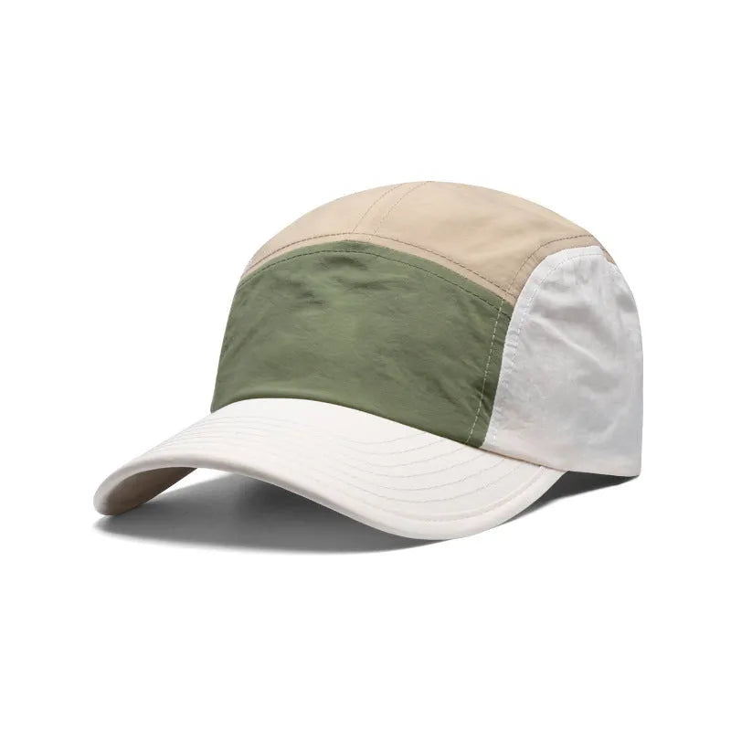 Men's quick-drying baseball cap with curved brim in cotton polyester blend showing five-piece construction structure