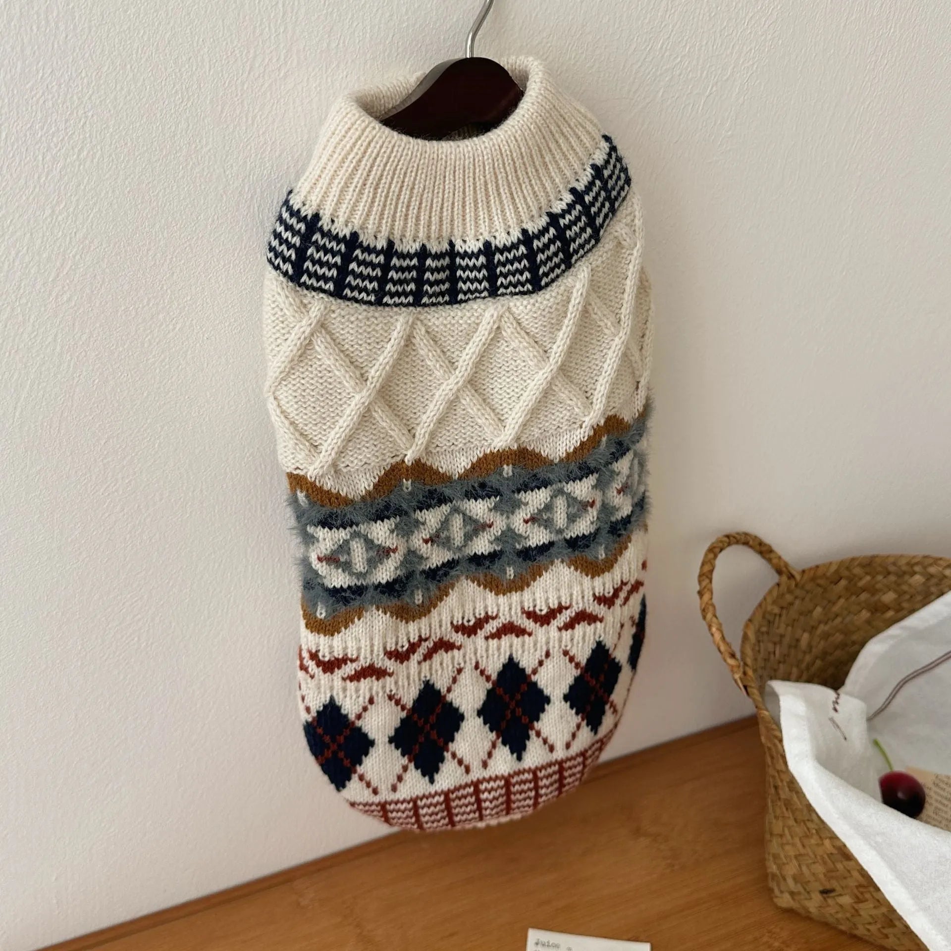 Twisted vintage diamond pattern acrylic dog sweater in British style for autumn and winter, available in sizes XS to XXL.
