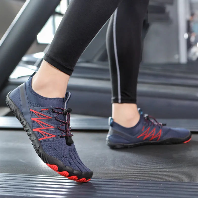 Lightweight indoor training sneakers with striped pattern and rubber sole in various colours