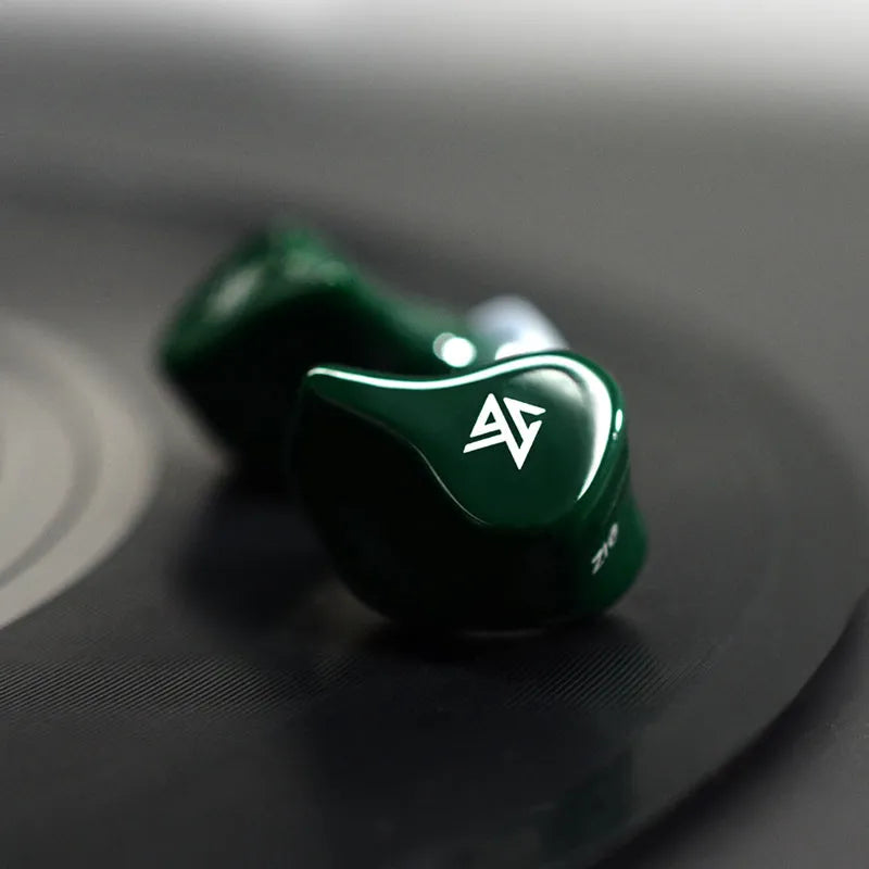 Z1 true wireless Bluetooth in-ear headphones in black or green, showing bilateral earpieces.