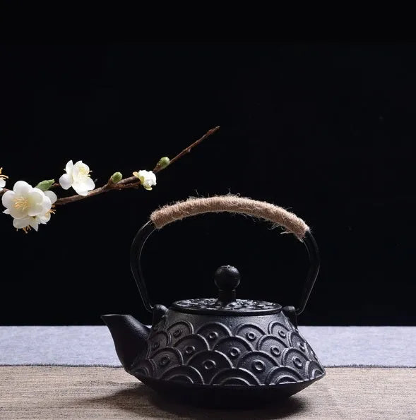 Japanese-style cast iron teapot with decorative patterns and 0.9L capacity for brewing tea