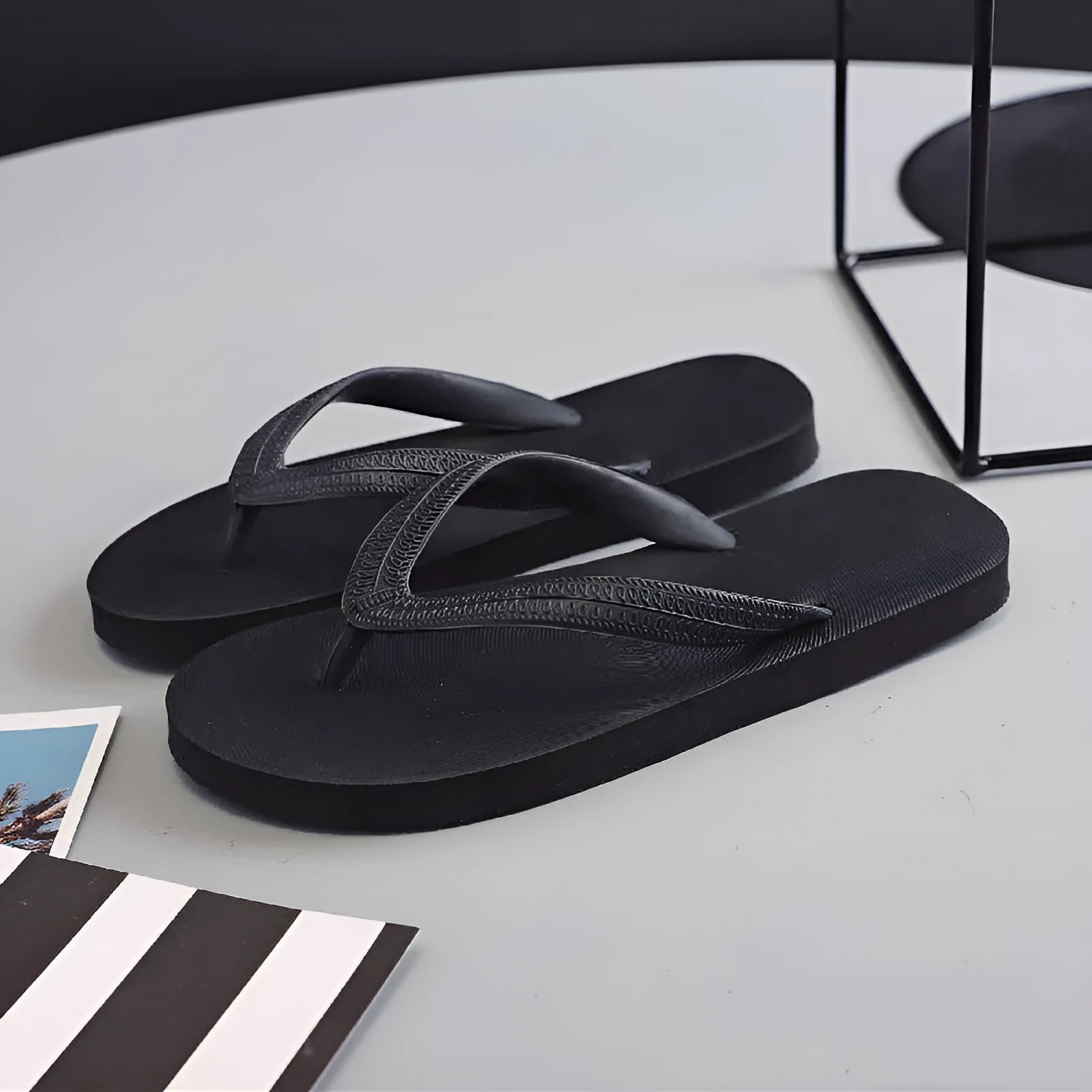 Colour options for rubber flip-flops with fish label: green, red, blue, and black.