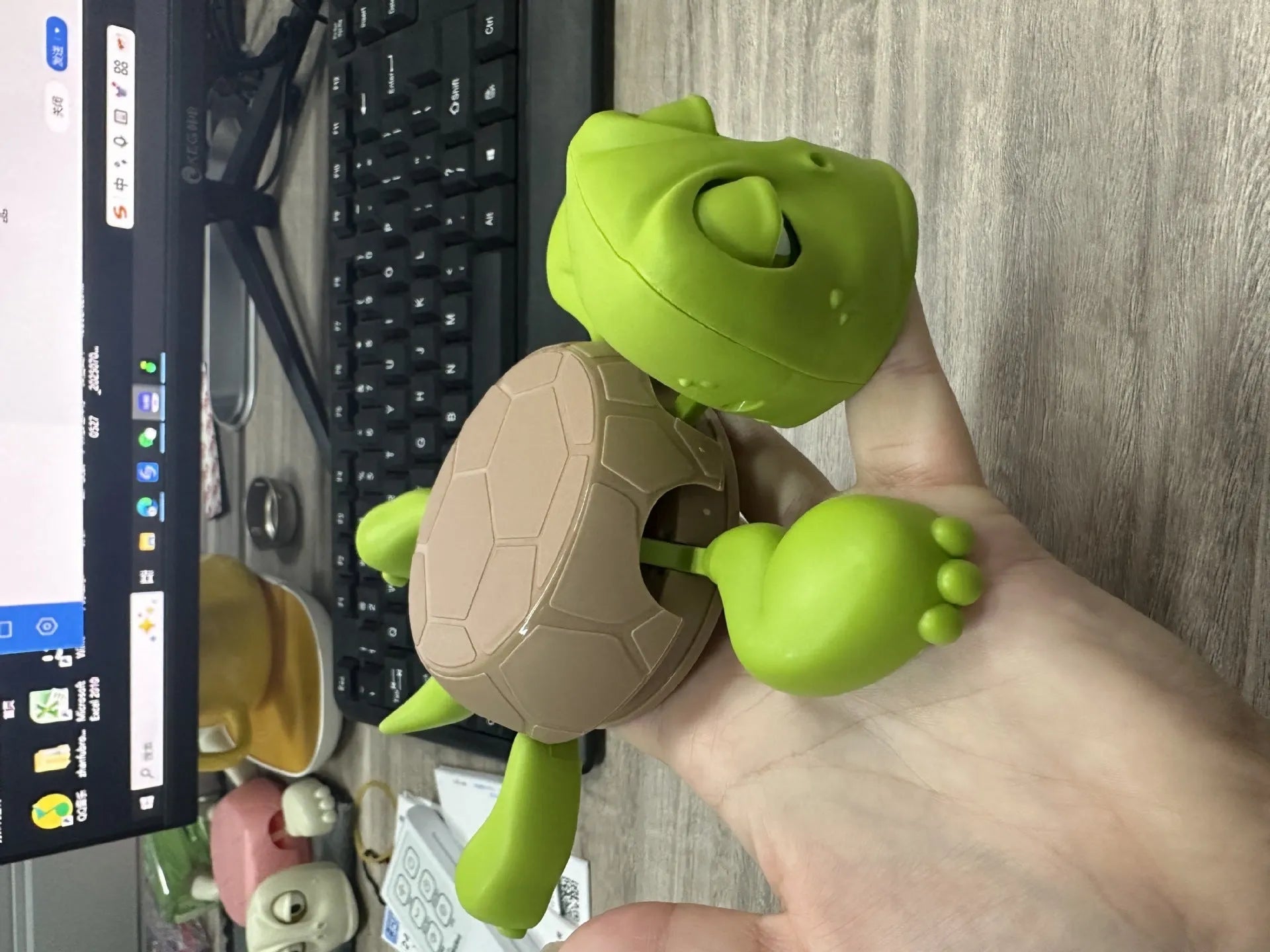 A turtle-shaped ABS coaster in a choice of light green, dark green, wheat starch, or yellow colours for drink insulation.