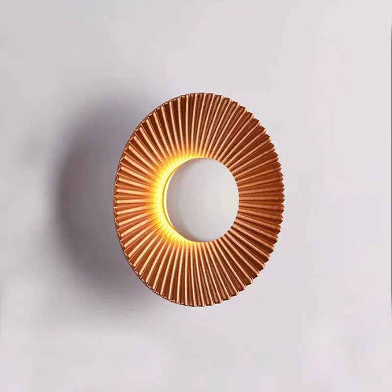 Round aluminium wall lamp with LED light source in outer white inner gold colour option