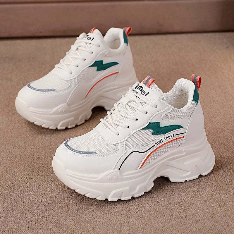 Women's white breathable height-increasing trainers with cross straps and flat rubber sole