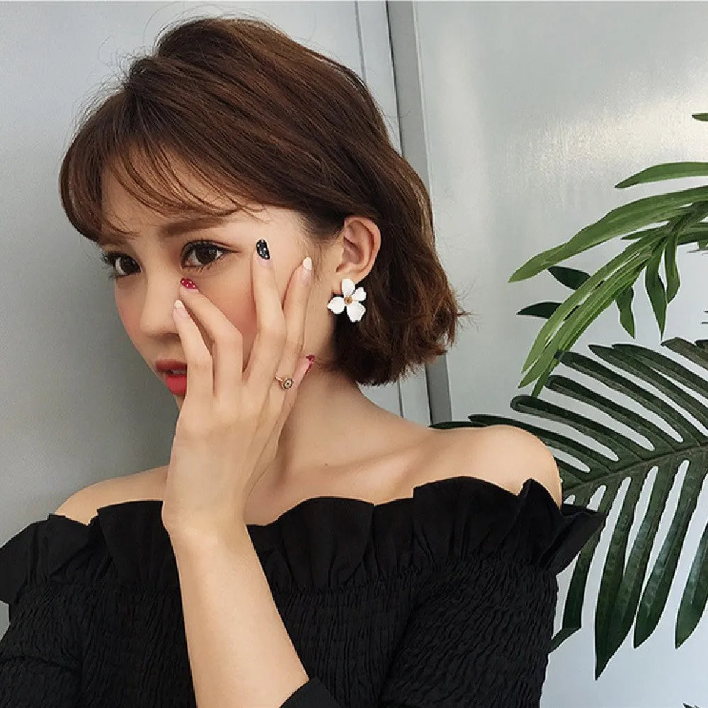 Flower shaped stud earrings for women in white or pink electroplated alloy