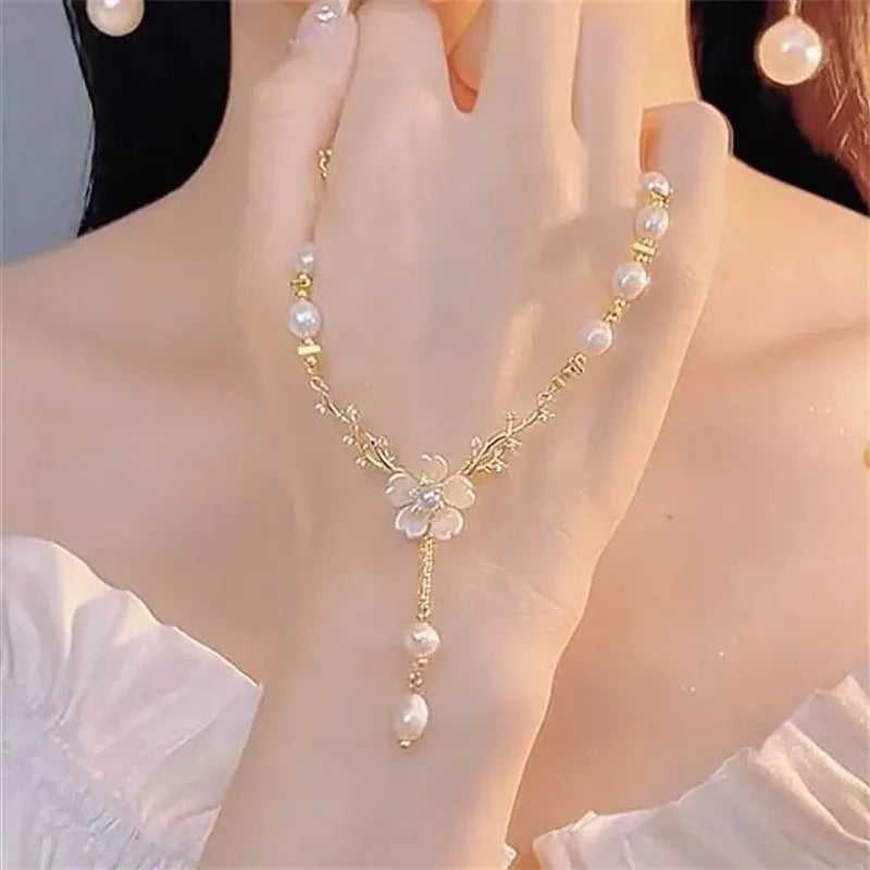 Women's alloy necklace with pearl flower pendant and rose design on pearl chain