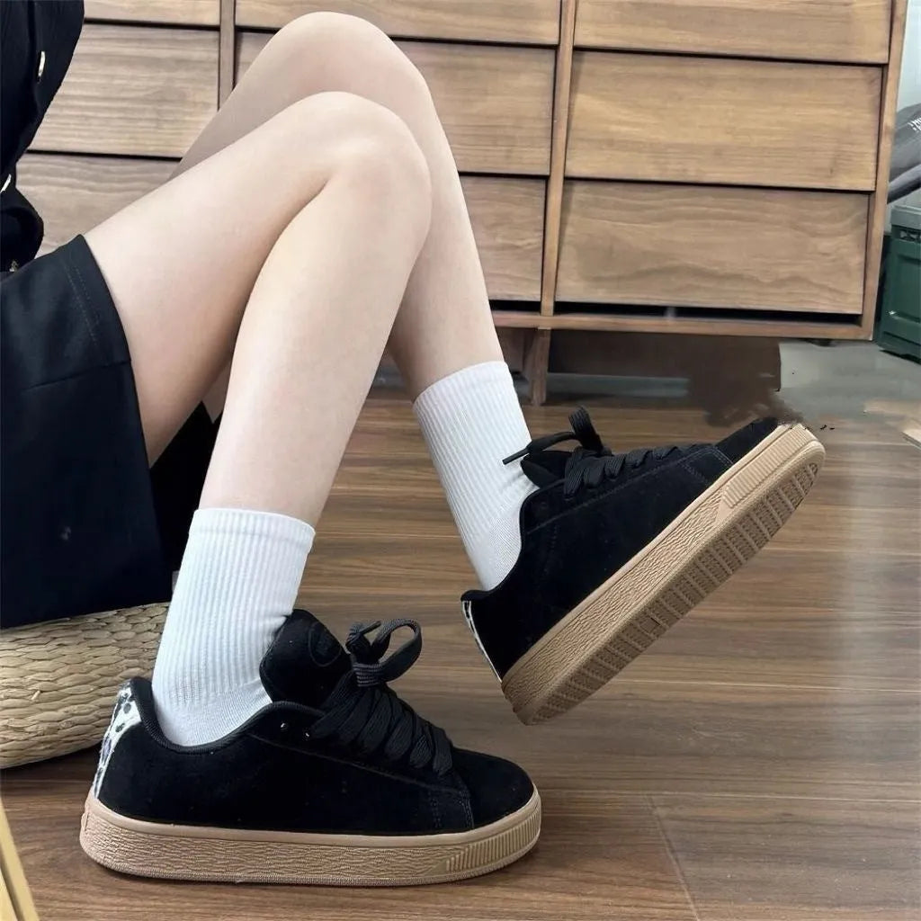 Black retro low-top sneakers with round toe and waterproof platform sole