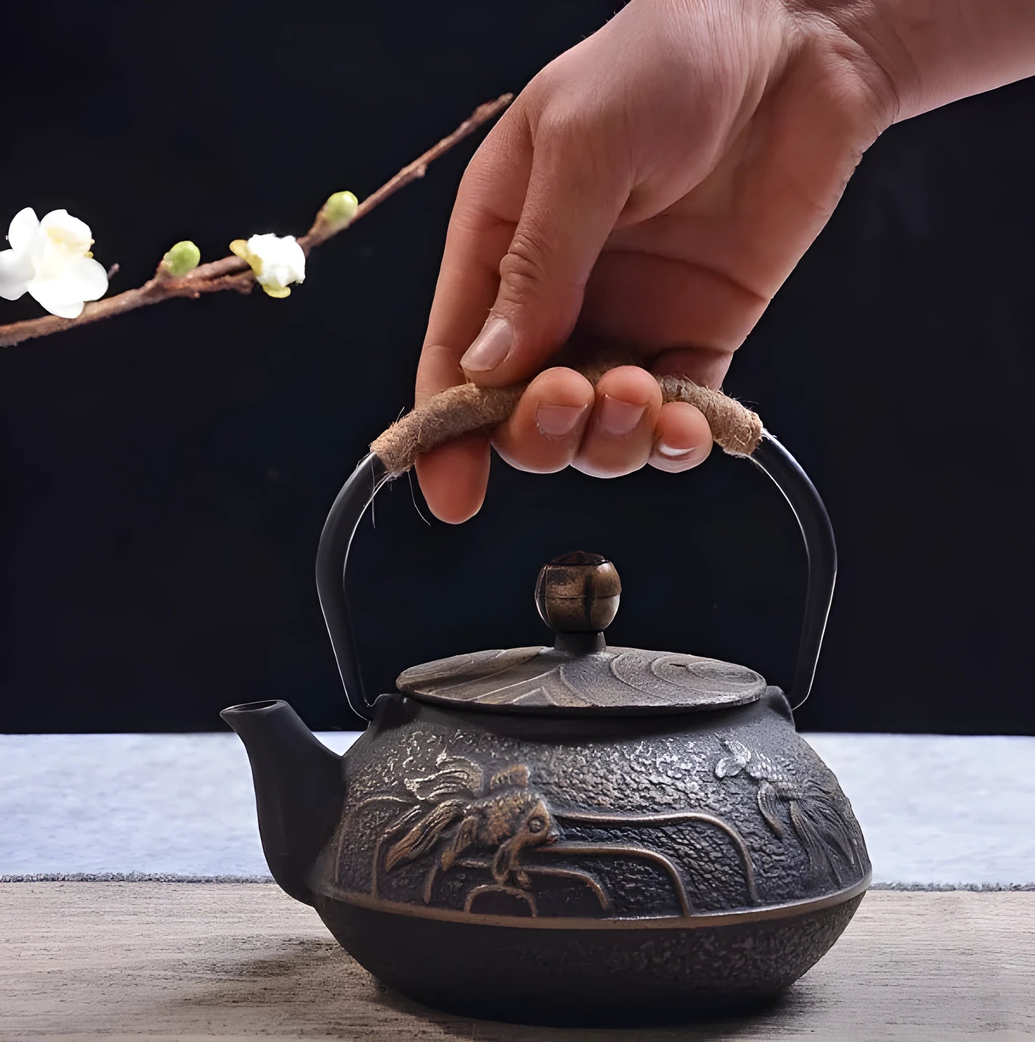 Japanese-style cast iron teapot with decorative patterns and 0.9L capacity for brewing tea