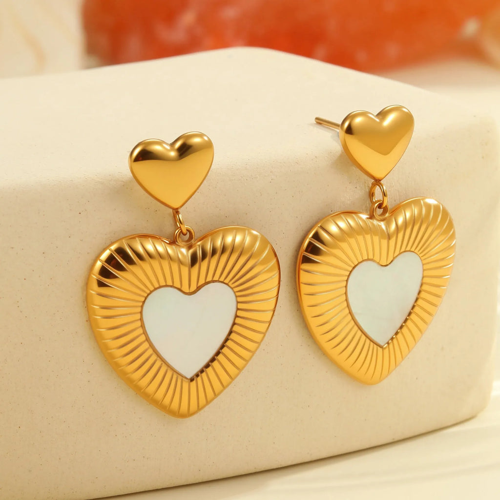 Gold-coloured heart-shaped earrings with fritillary patterning on stainless steel with 18K electroplating