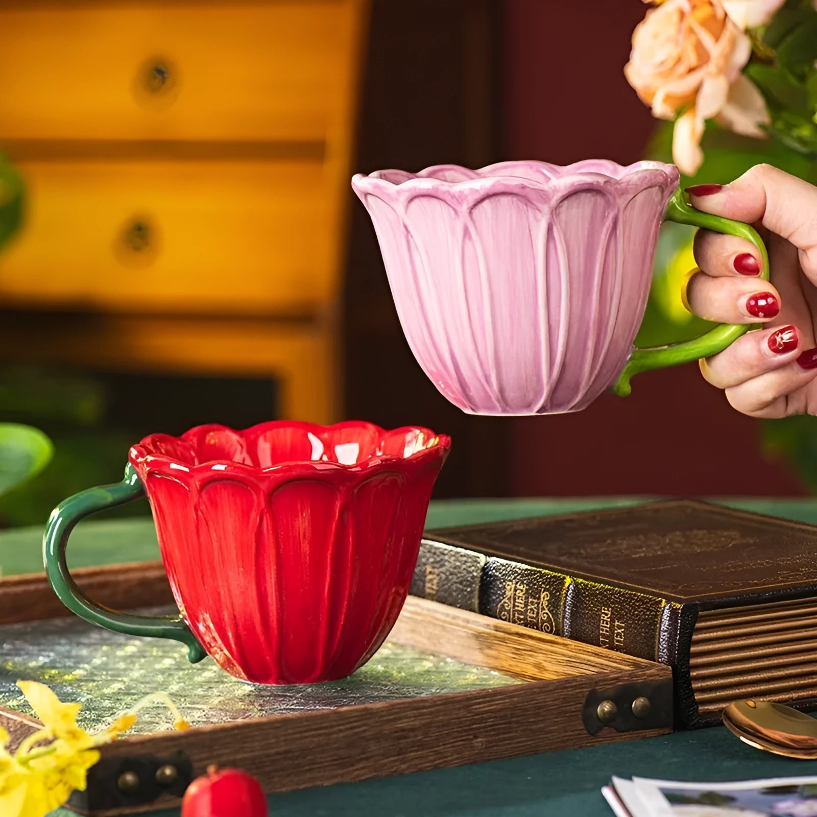 Ceramic breakfast cup with floral pattern and 500ml capacity.
