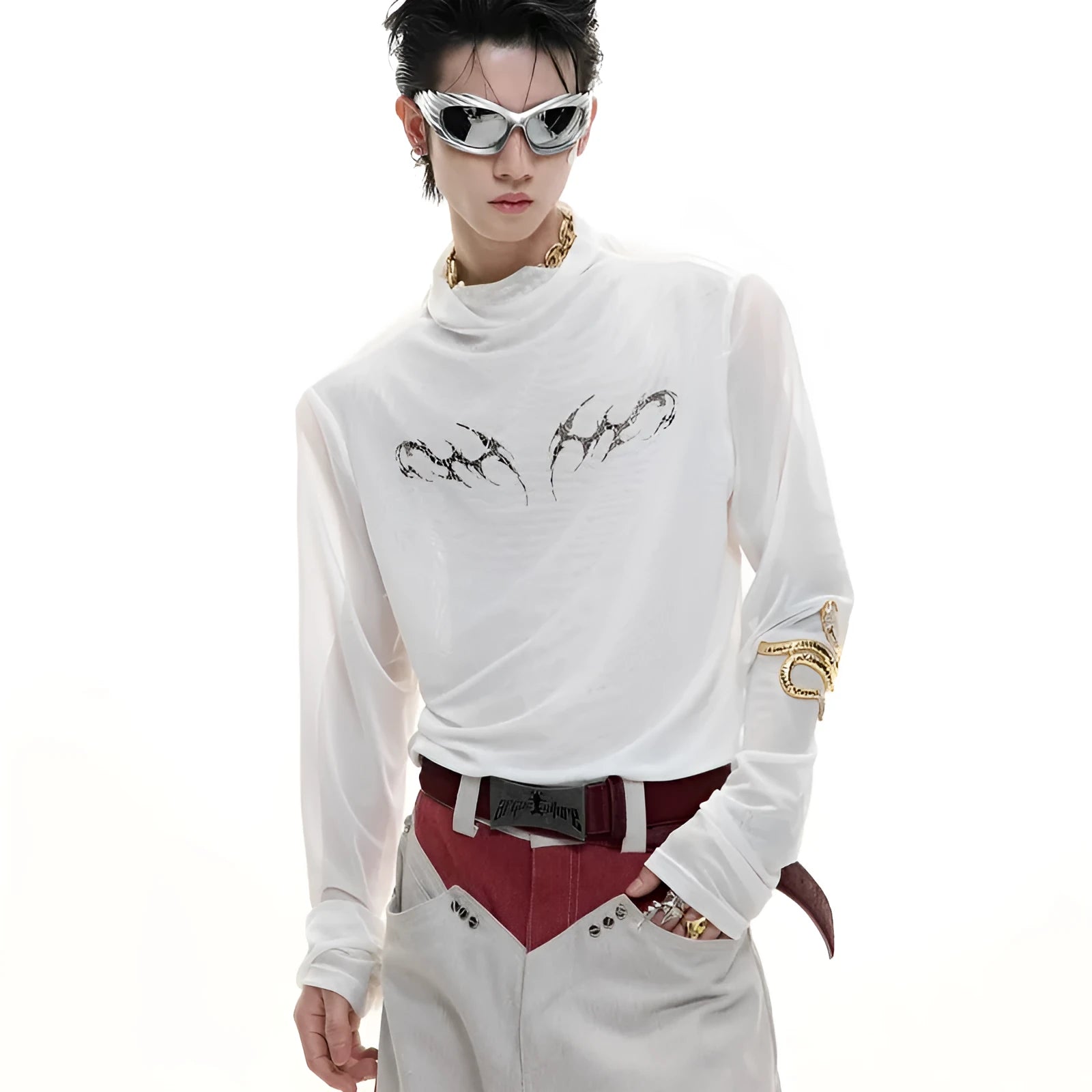 Man wearing a black slim-fit niche mesh long sleeve bottoming shirt.
