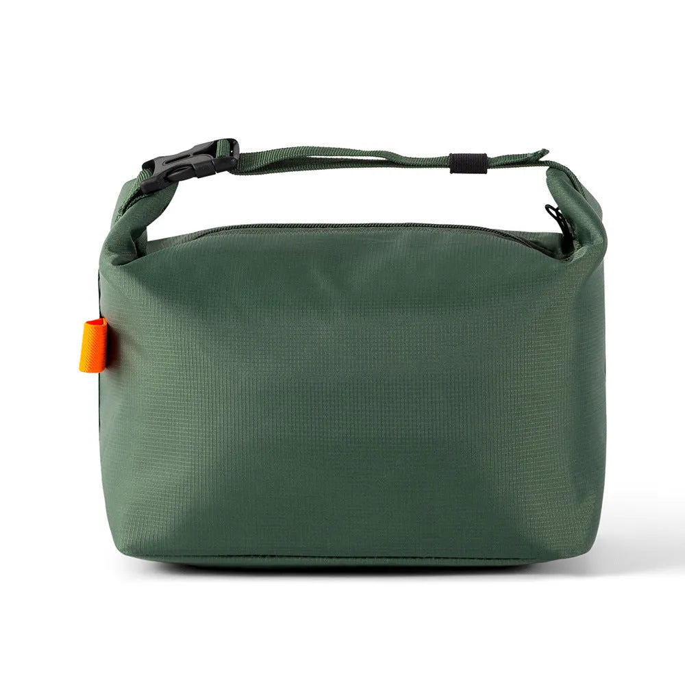 Japanese-style insulated lunch bag in oxford cloth with wide opening for food and drinks.