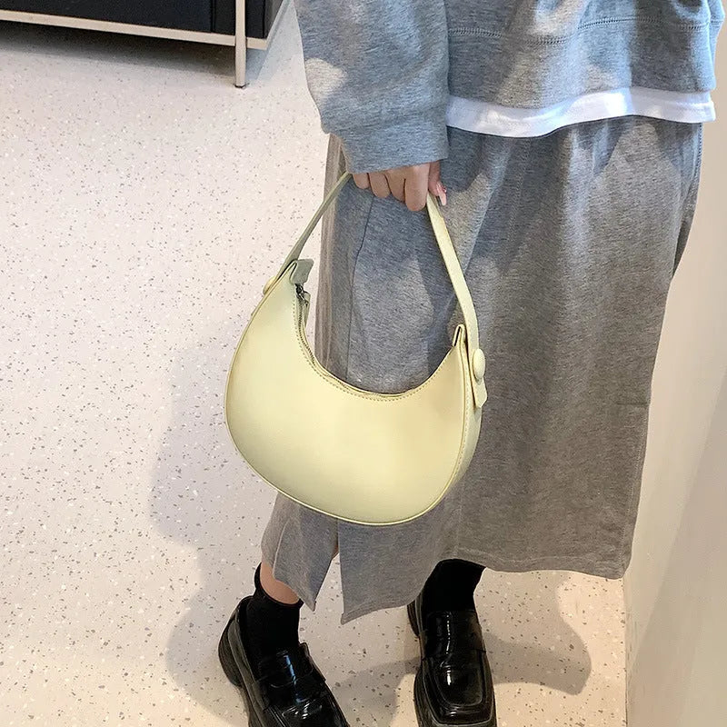 Women's retro dumpling shape shoulder bag in black with sandwich pocket design