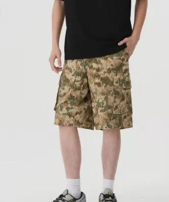 American retro workwear camouflage shorts in loose fit with cropped length