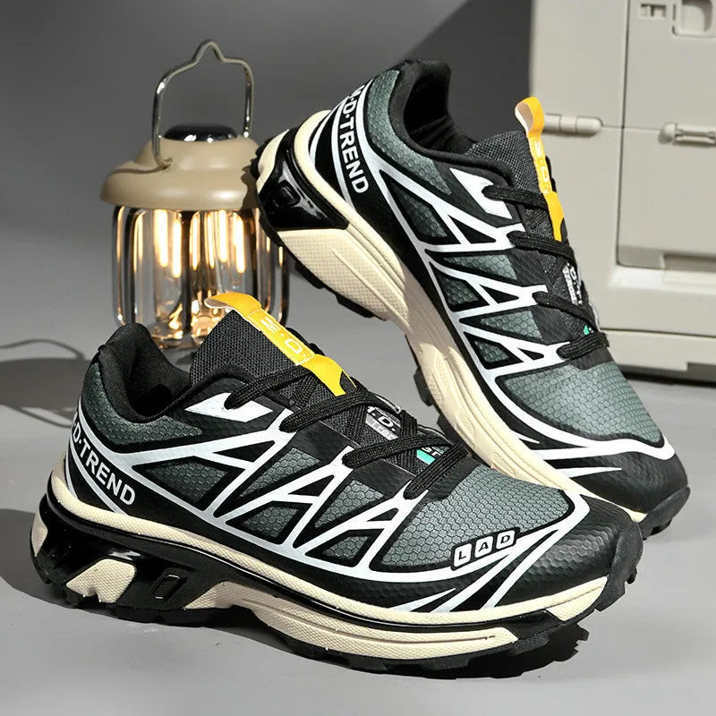 Low-top hiking shoes in artificial leather with rubber sole and mesh lining