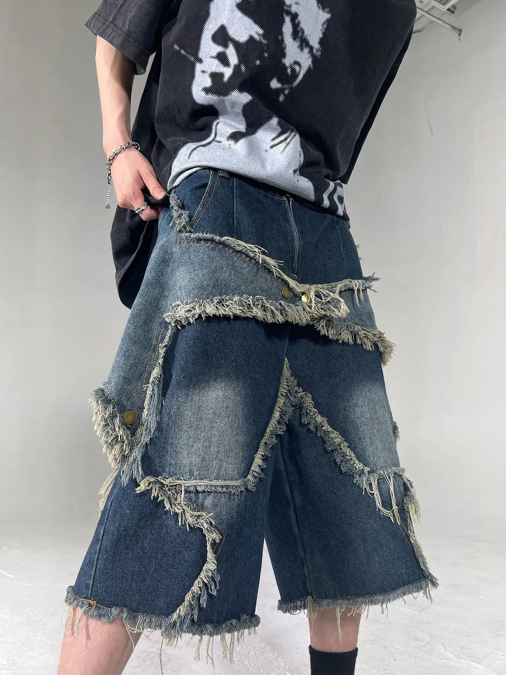 Blue men's loose fit denim shorts with frayed hem and embroidered five-pointed star retro design