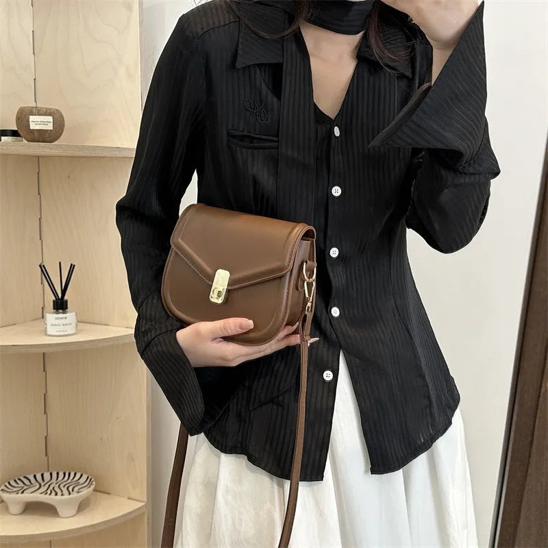 Niche textured PU shoulder messenger bag in soft horizontal square clamshell design