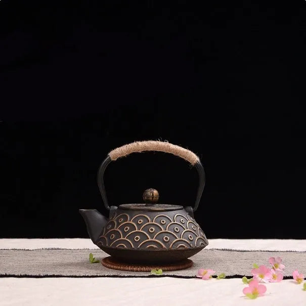 Japanese-style cast iron teapot with decorative patterns and 0.9L capacity for brewing tea