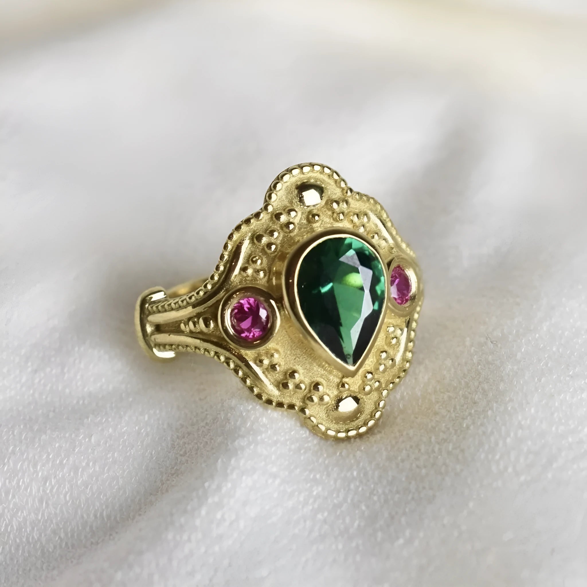Golden lvzuan geometric women's ring showing electroplated finish and geometric shape design