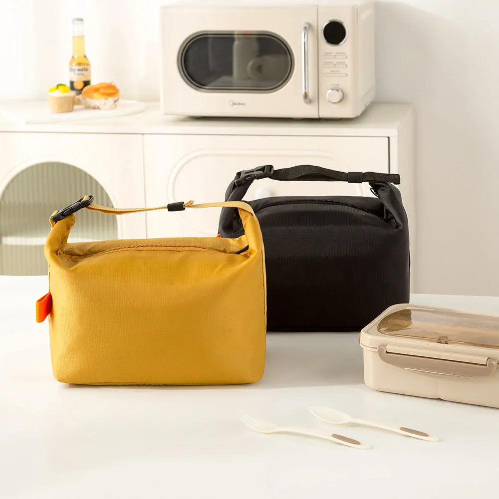 Japanese-style insulated lunch bag in oxford cloth with wide opening for food and drinks.