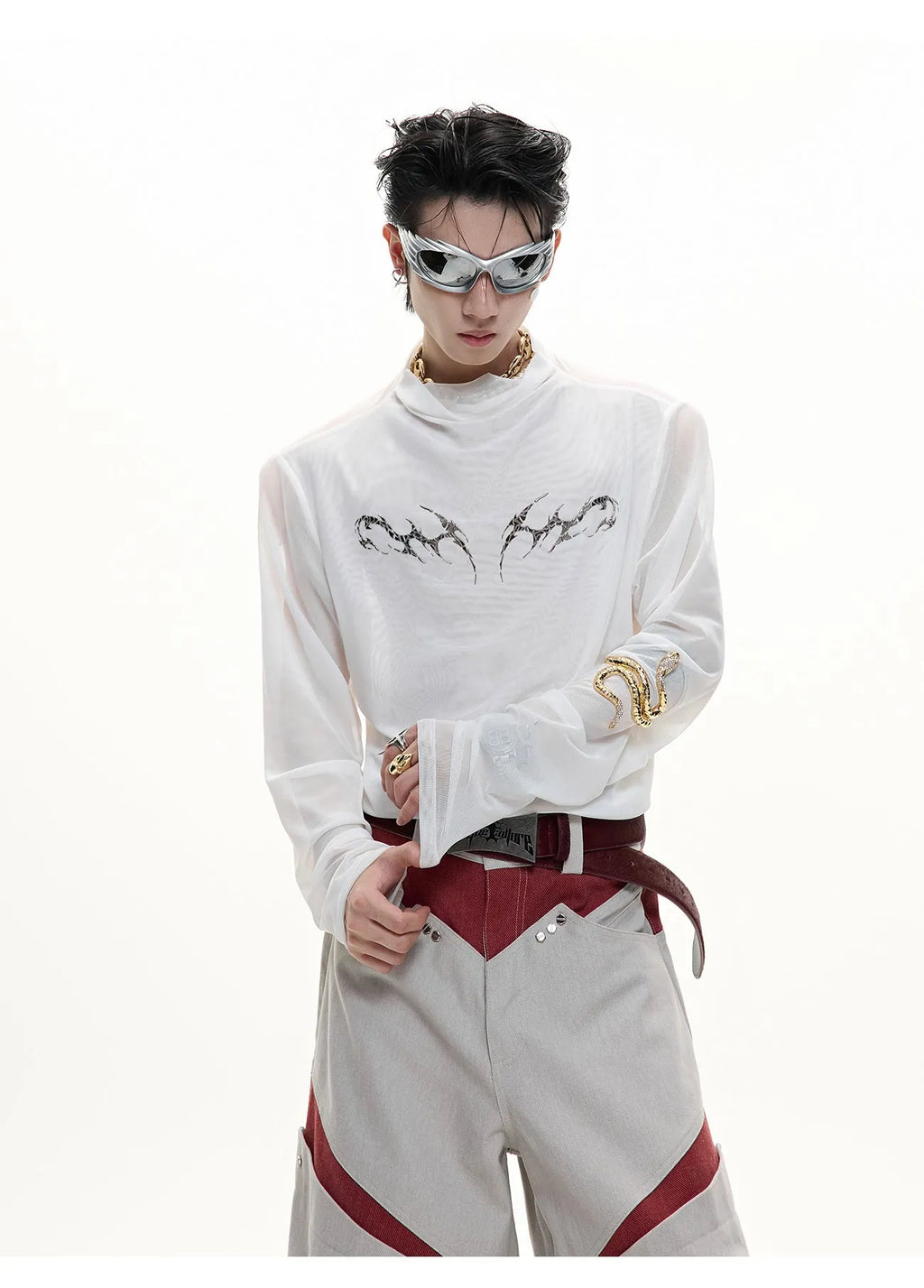 Man wearing a black slim-fit niche mesh long sleeve bottoming shirt.