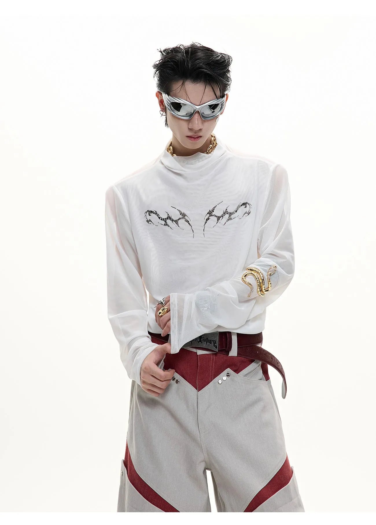 Man wearing a black slim-fit niche mesh long sleeve bottoming shirt.