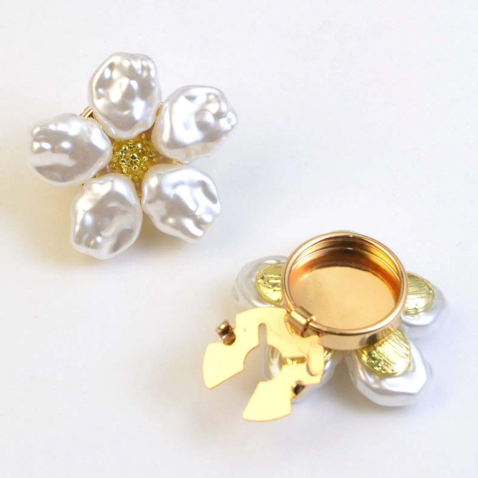 White alloy pearl rhinestone cufflink with electroplated finish and inlaid diamond setting on solid background