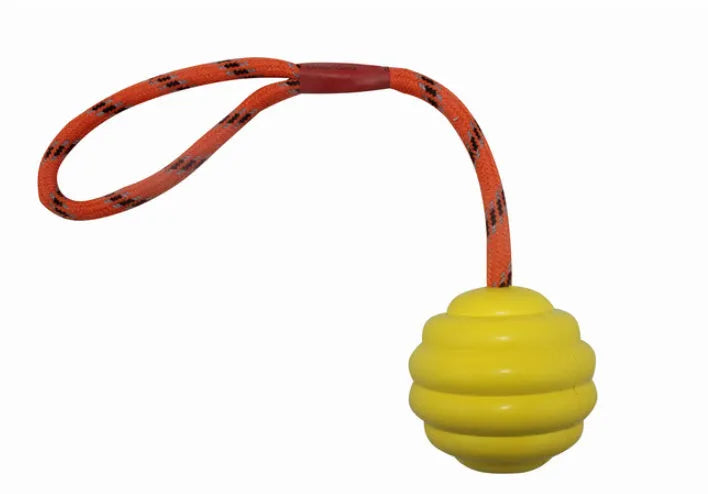 Multi-colour rubber pet toy ball with rope knot design for bite-resistant chewing and dental cleaning