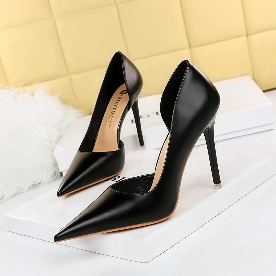 Women's shallow mouth pointed-toe retro high heels in black with stiletto heel and rubber sole