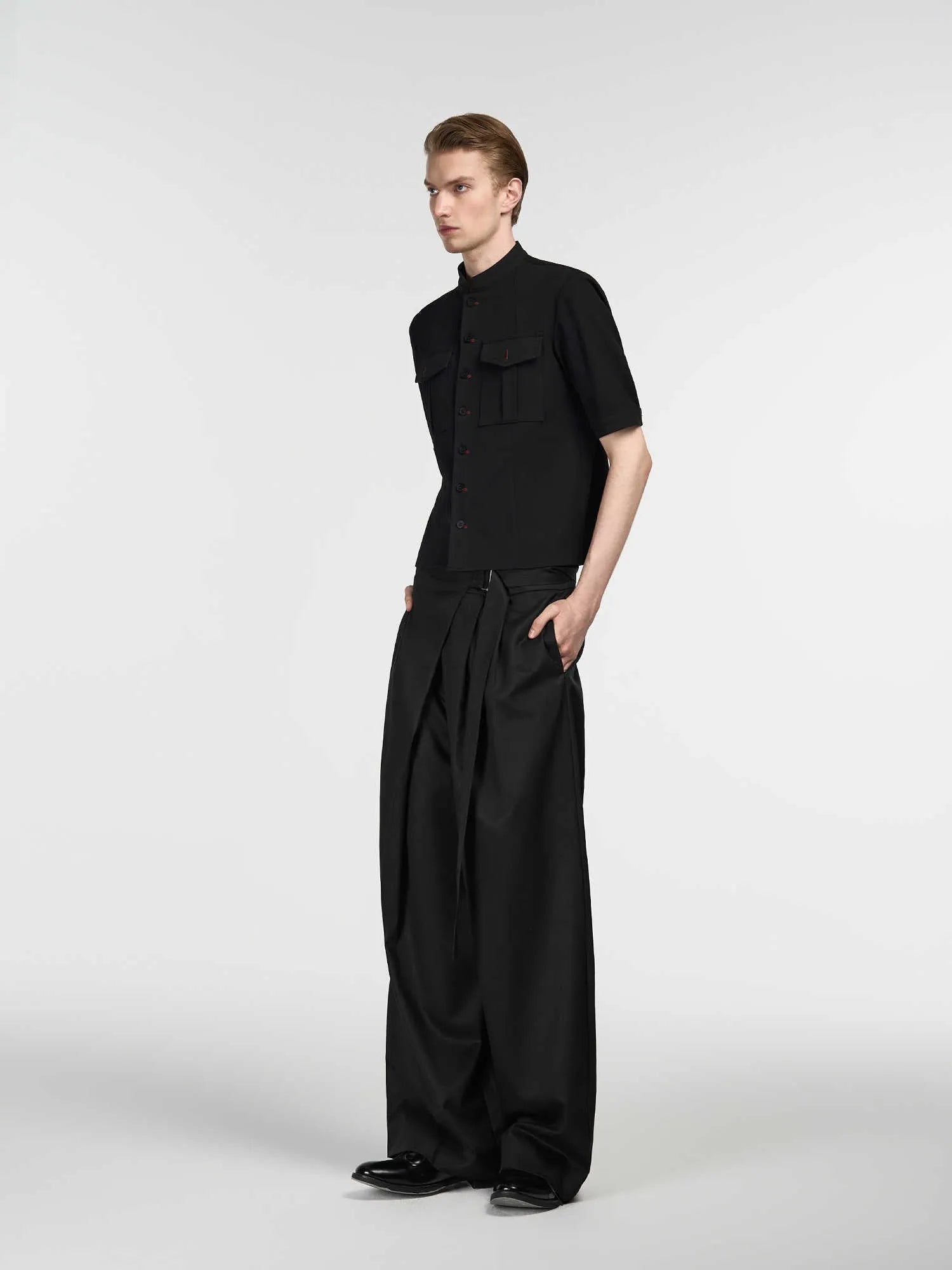 Black straight-leg trousers with adjustable waist and single pleated cut in Tencel cotton fabric