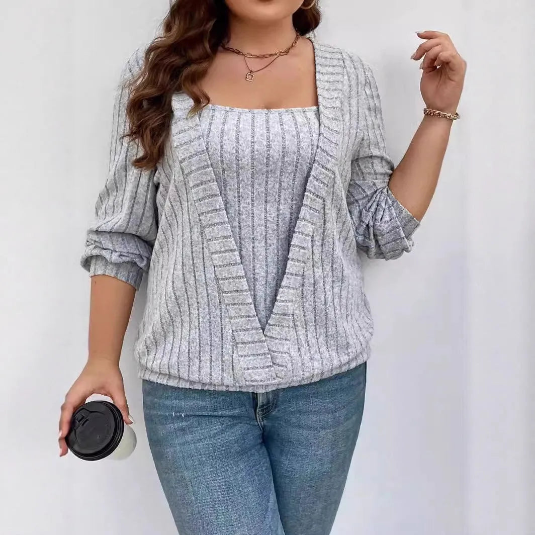 Woman wearing a solid colour rib fabric V-neck false two-piece suit with long sleeves in a loose fit.